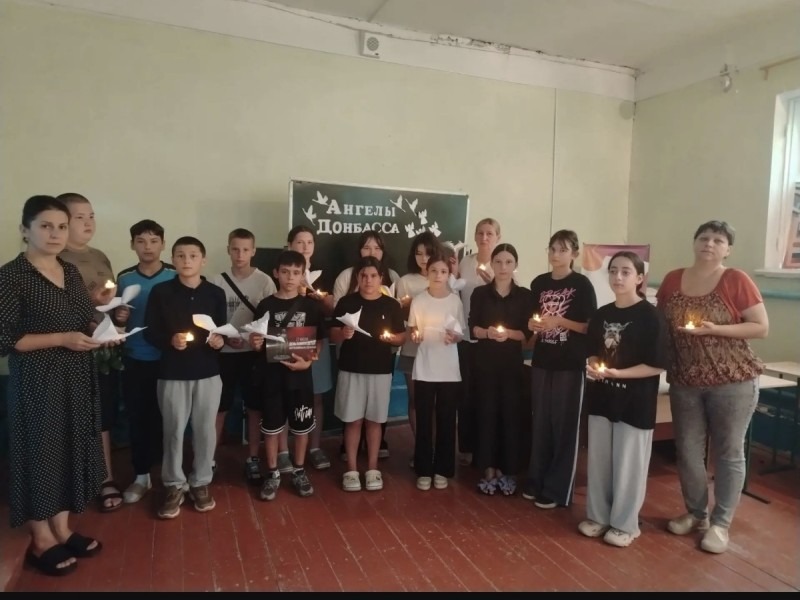 Проведён урок мужества, посвященный Дню памяти детей — жертв войны в Донбассе.