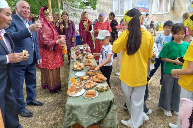 3 мая 2024 года в селе Озек-Суат традиционно состоялось событийное мероприятие «Народное гуляние «Бахар-Байрам»», проводимое в рамках года межнационального согласия в Ставропольском крае.
